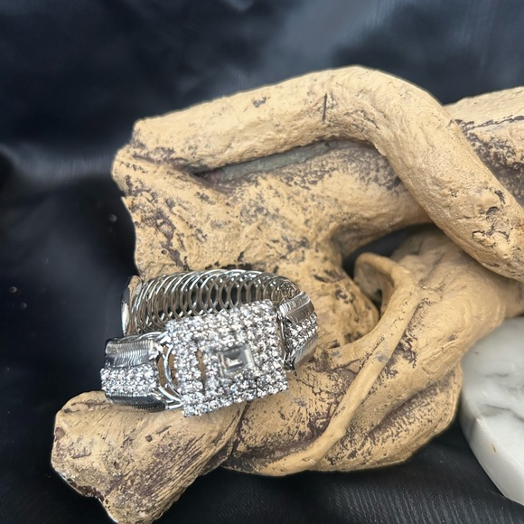 Luxury Crystal Statement Bracelet – Elegant Silver-Tone Stretch Cuff - Picture 5 of 8